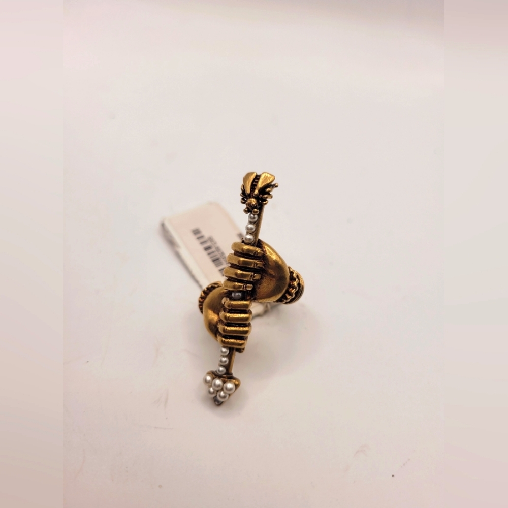 Sold.Gucci Faux Pearl Hand And Arrow Ring - Picture 2 of 4
